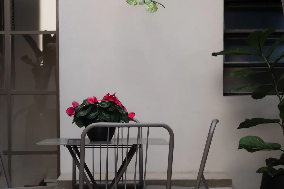 Moderne Terrasse mit Plattenbelag und Bestuhlung