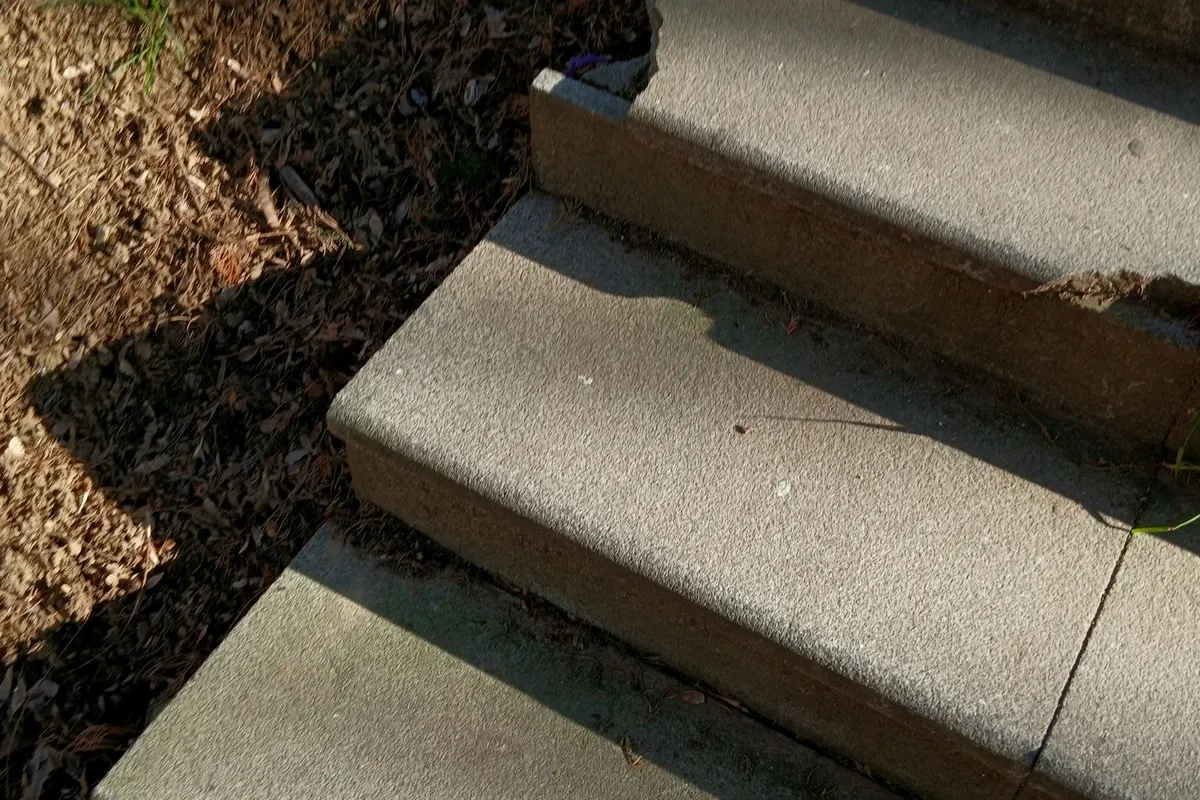 Betonstufen einer Außentreppe im Sonnenlicht