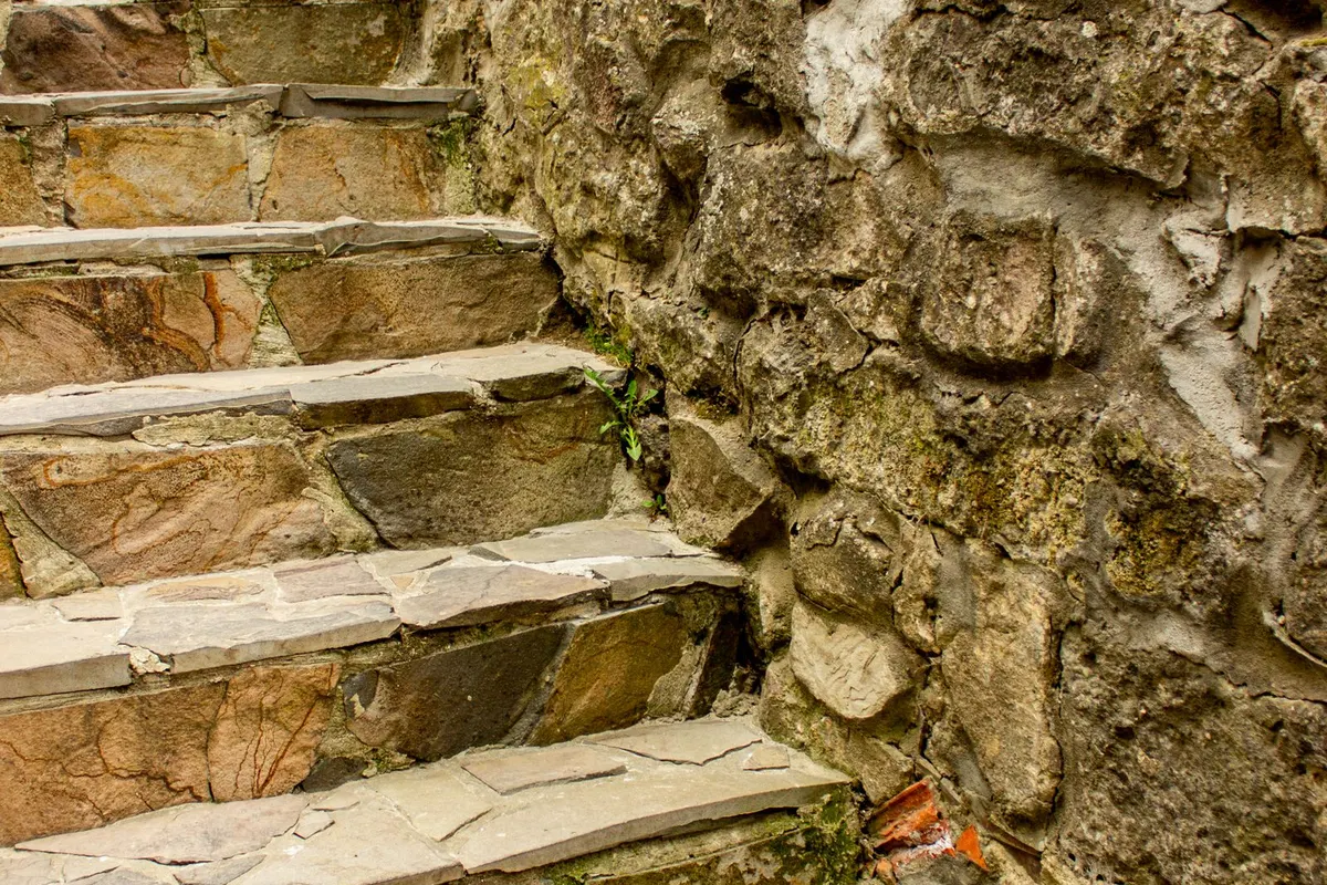 Alte, verwitterte Natursteintreppe vor der Sanierung