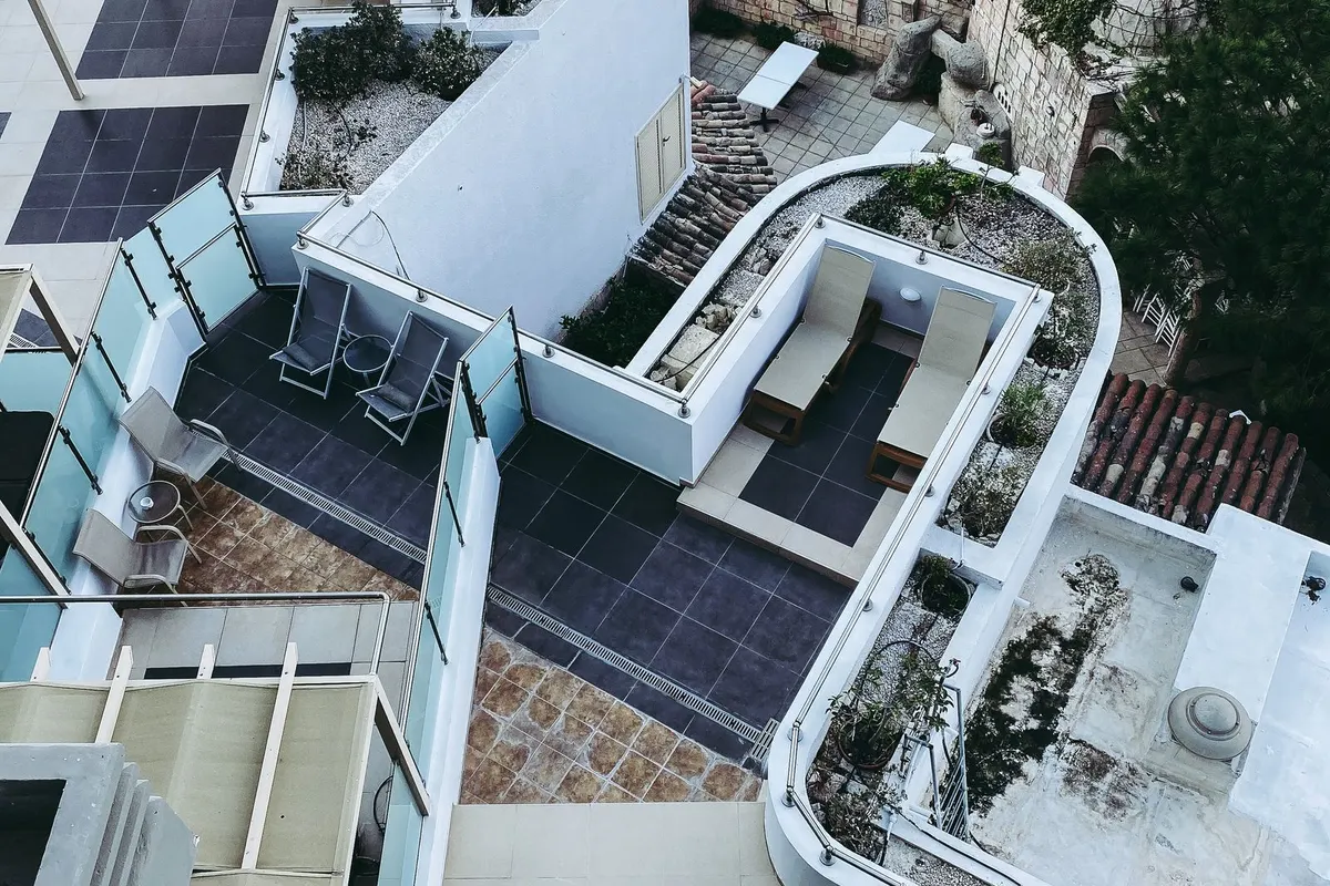 Dachterrasse mit Bodenbelag und Geländer aus der Vogelperspektive