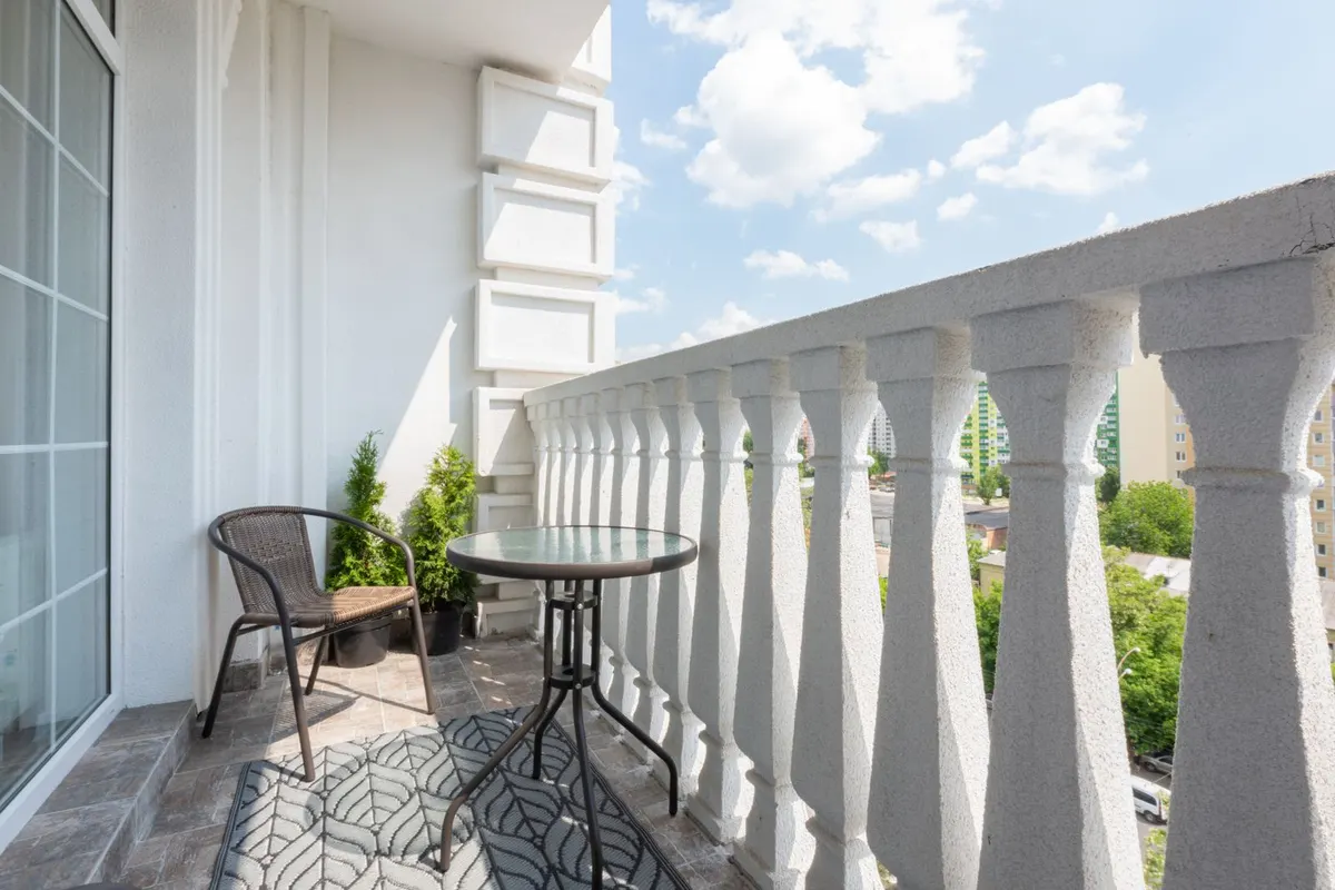 Balkon mit Geländer, Tisch und Ausblick