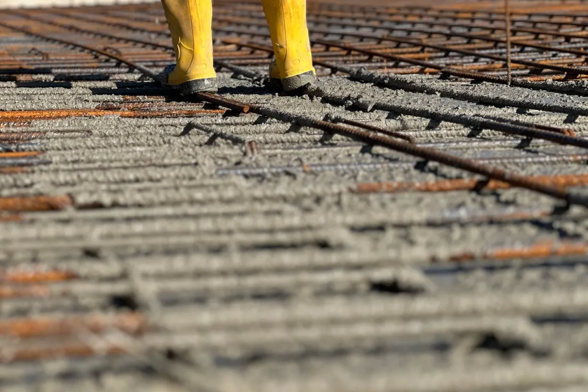 Arbeiter auf einer frisch verlegten Betonfläche