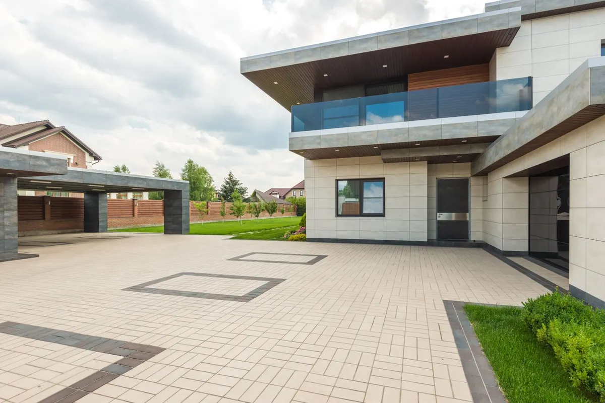 Modernes Haus mit großer gepflasterter Einfahrt