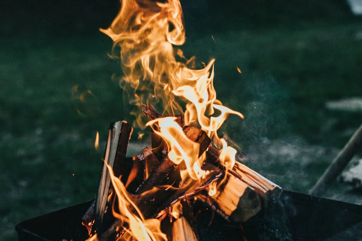 Loderndes Lagerfeuer in einer Feuerstelle im Garten
