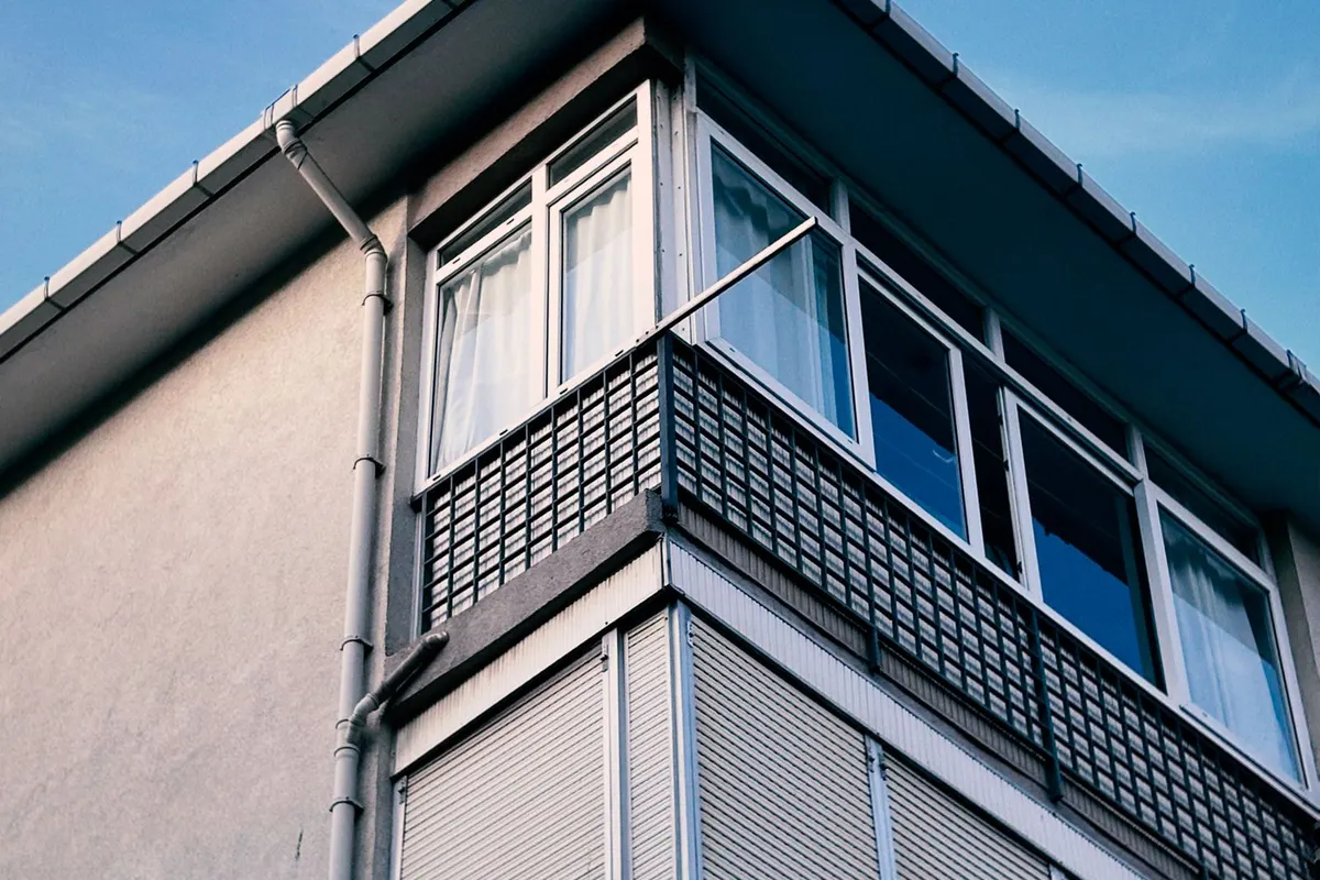 Moderner verglaster Balkon mit dunklem Geländer