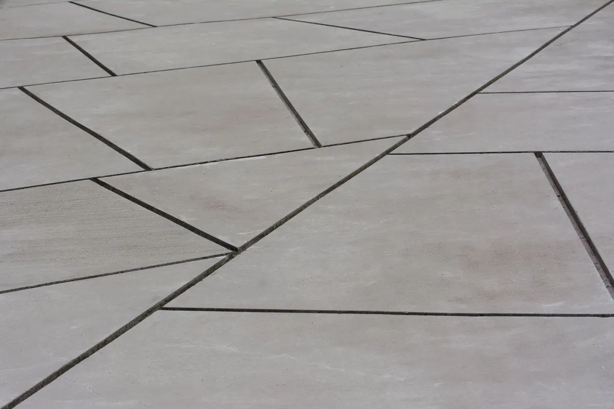 Große graue Terrassenplatten im Verband