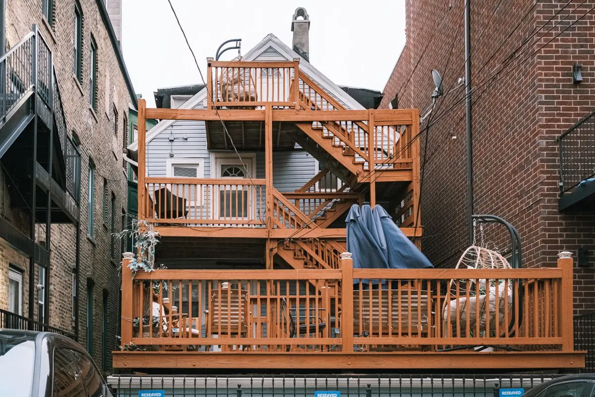 Terrasse mit Holzdielen an einem Gebäude