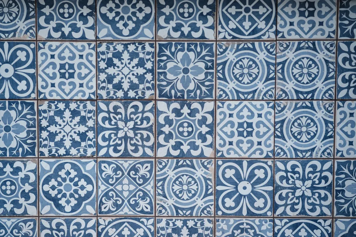 Keramikfliesen mit blauem Ornamentmuster