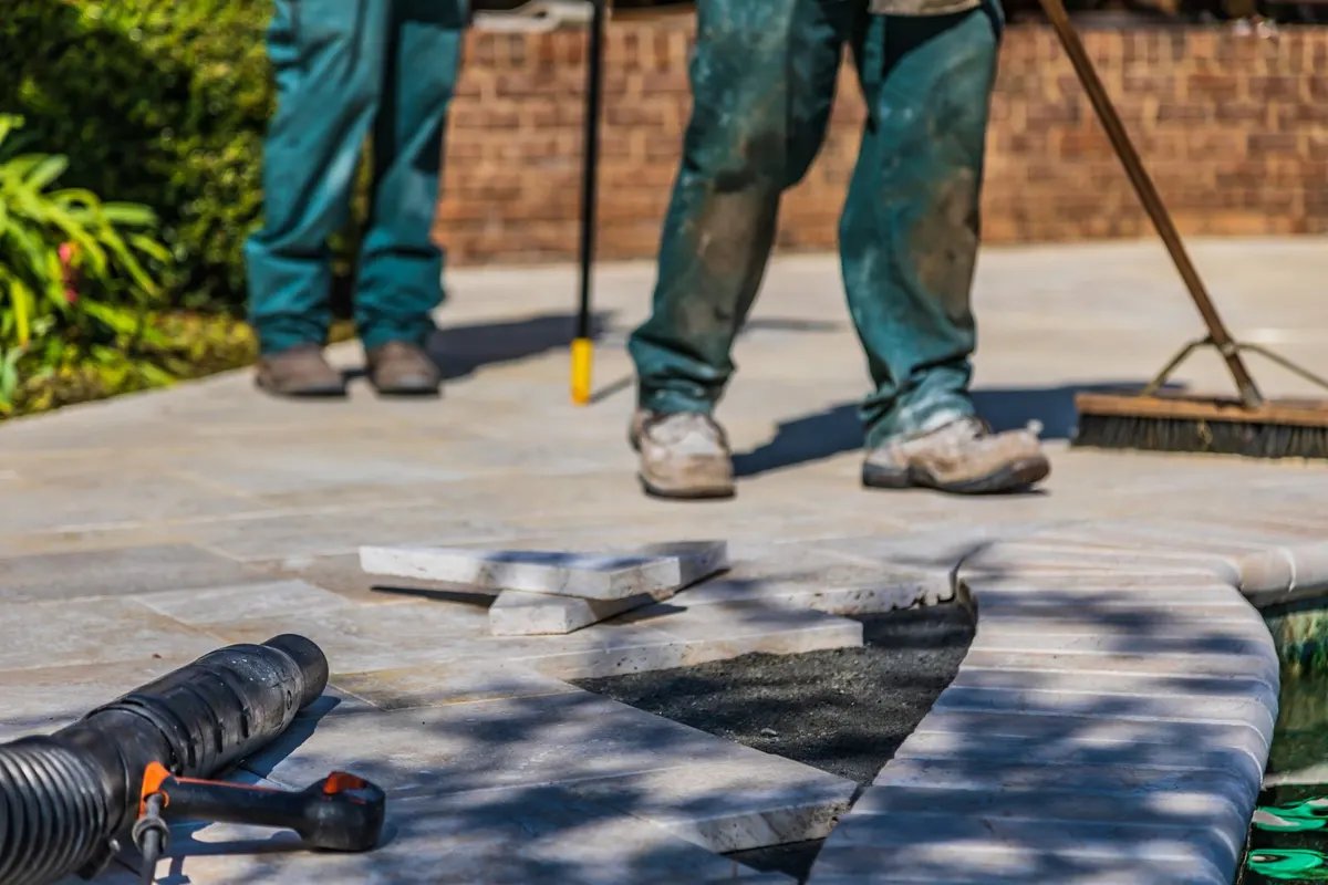 Handwerker beim Bau einer Terrasse