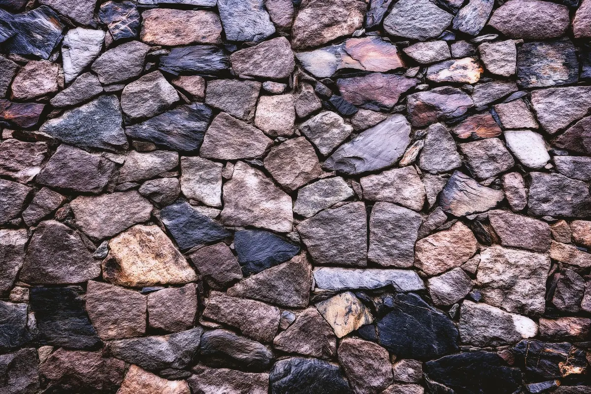 Aufgeschichtete Natursteinmauer auf festem Untergrund