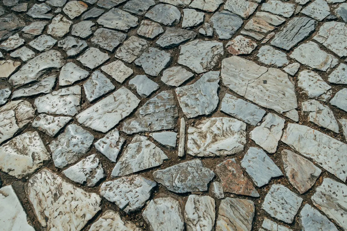 Natursteinfläche aus Bruchsteinplatten