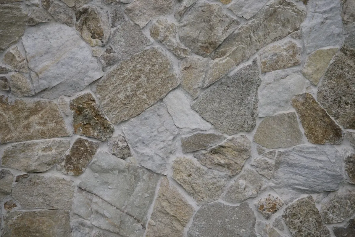 Mauer aus unregelmäßigen Natursteinen