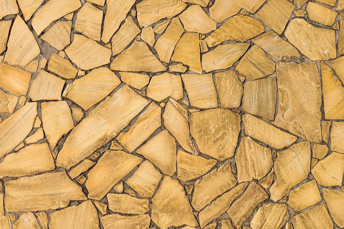 Bodenfläche aus verlegten Natursteinplatten
