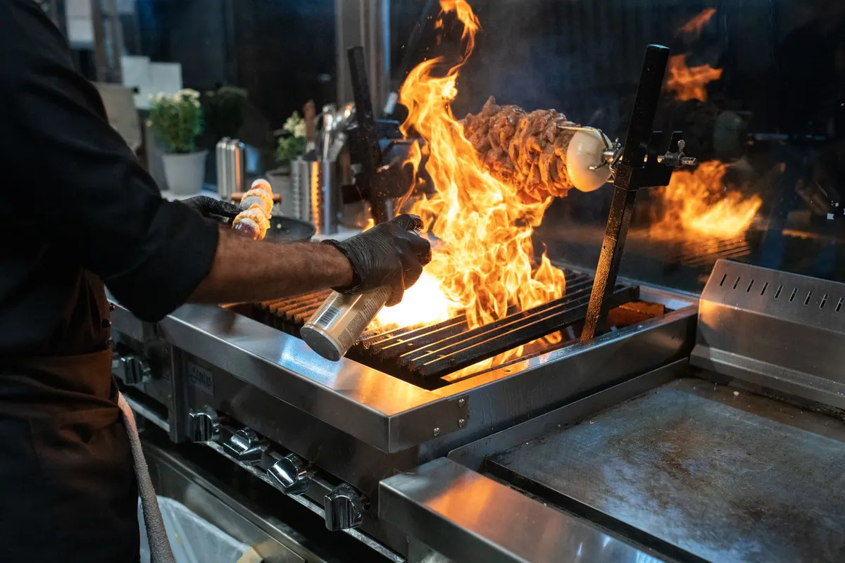 Grillen mit Flammen in einer Outdoor-Küche