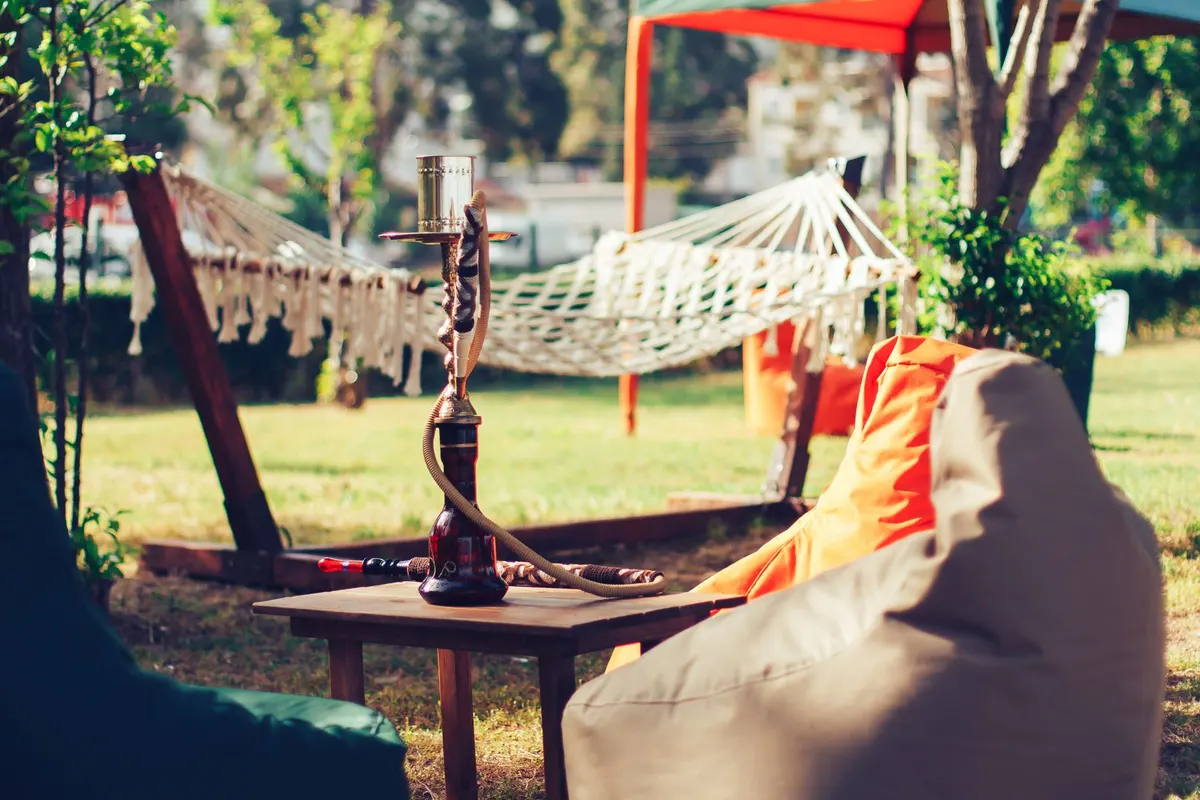 Hängematte und Loungemöbel in einem sonnigen Garten