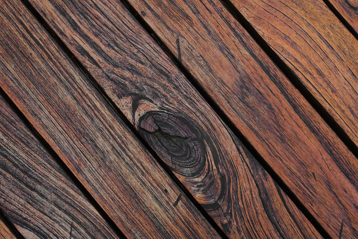 Dunkle Holzdielen als Terrassenbelag im Freien