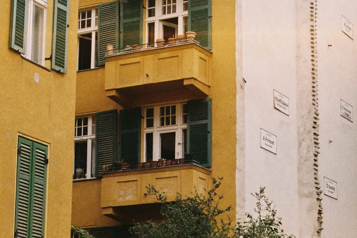 Verwitterte Fassade mit Balkonen