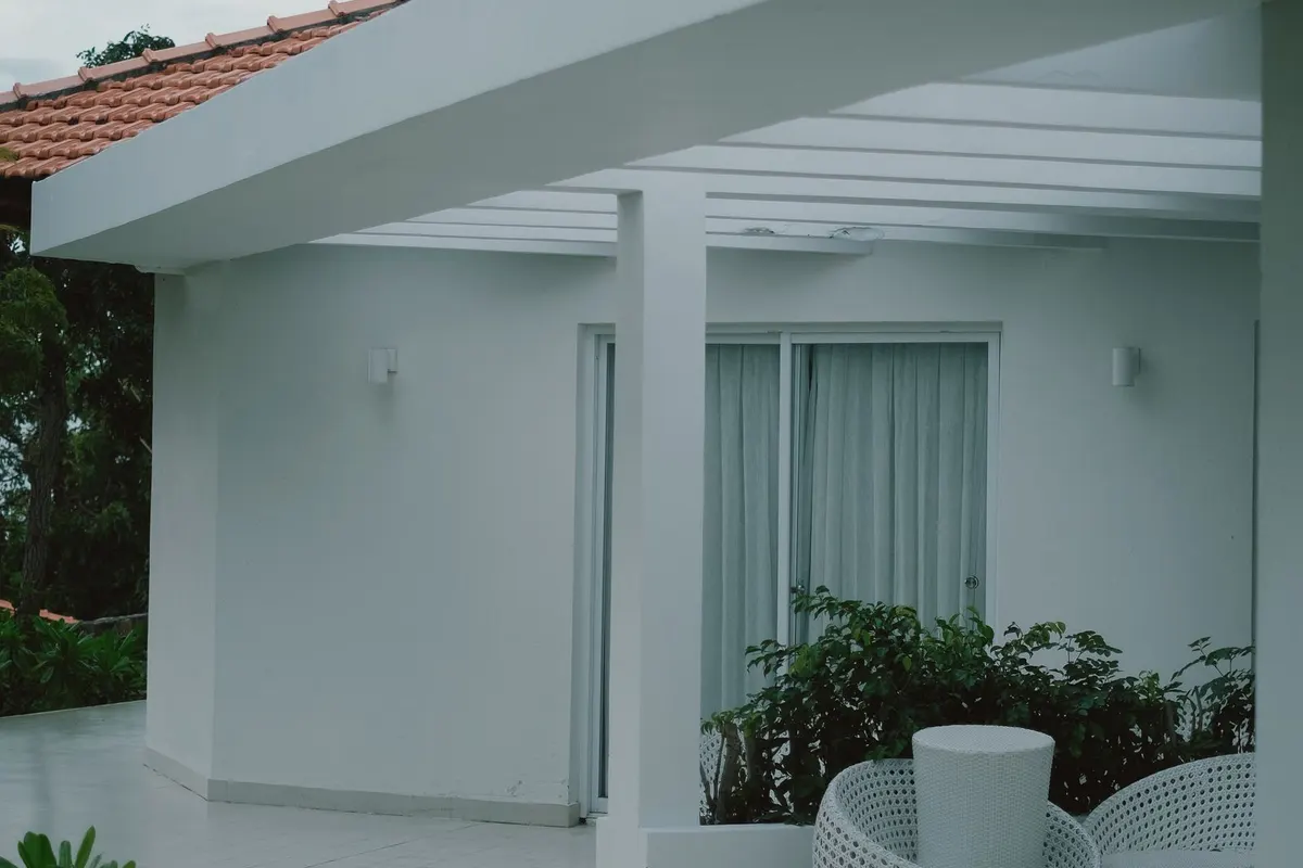 Minimalistische Terrasse mit heller Bodenfläche