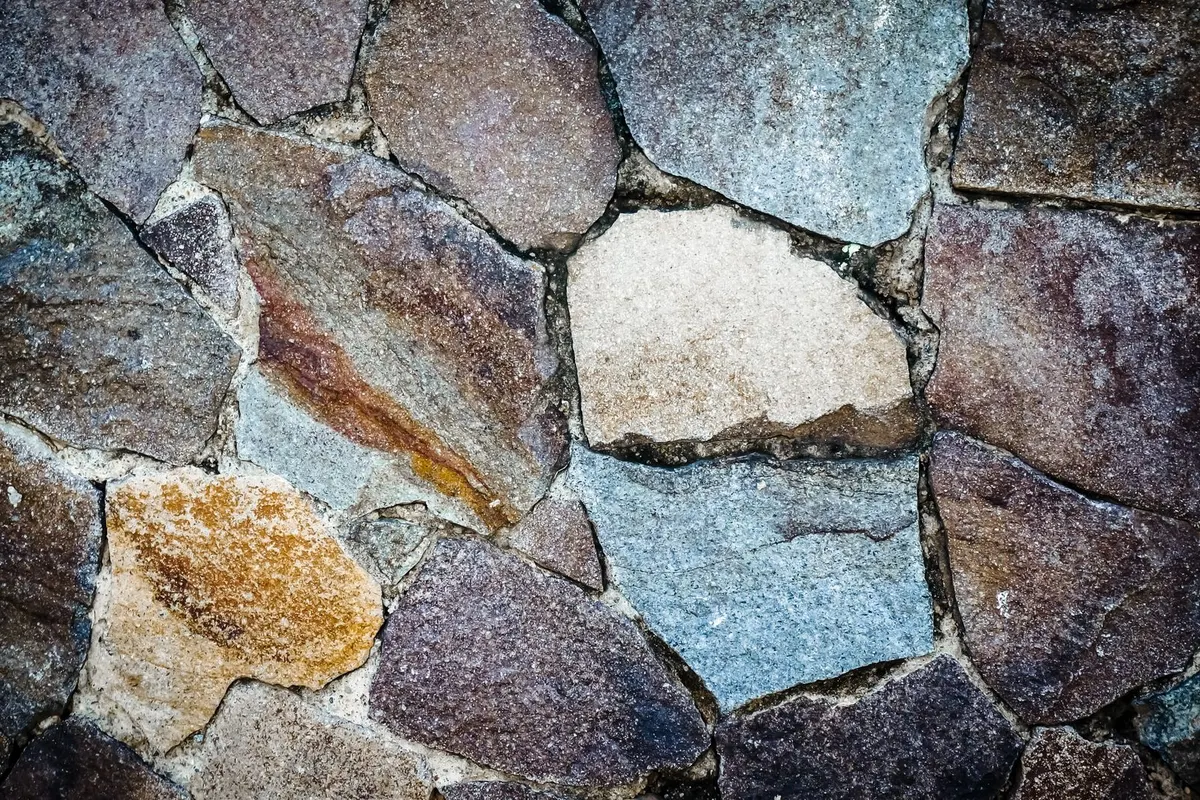 Polygonalpflaster aus warmem Naturstein