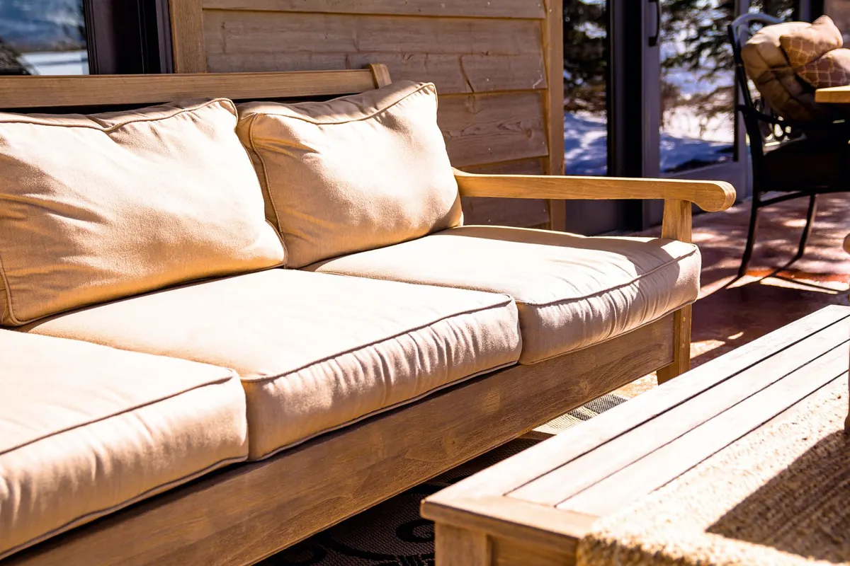 Gepolsterte Outdoor-Sitzbank auf einer sonnigen Terrasse