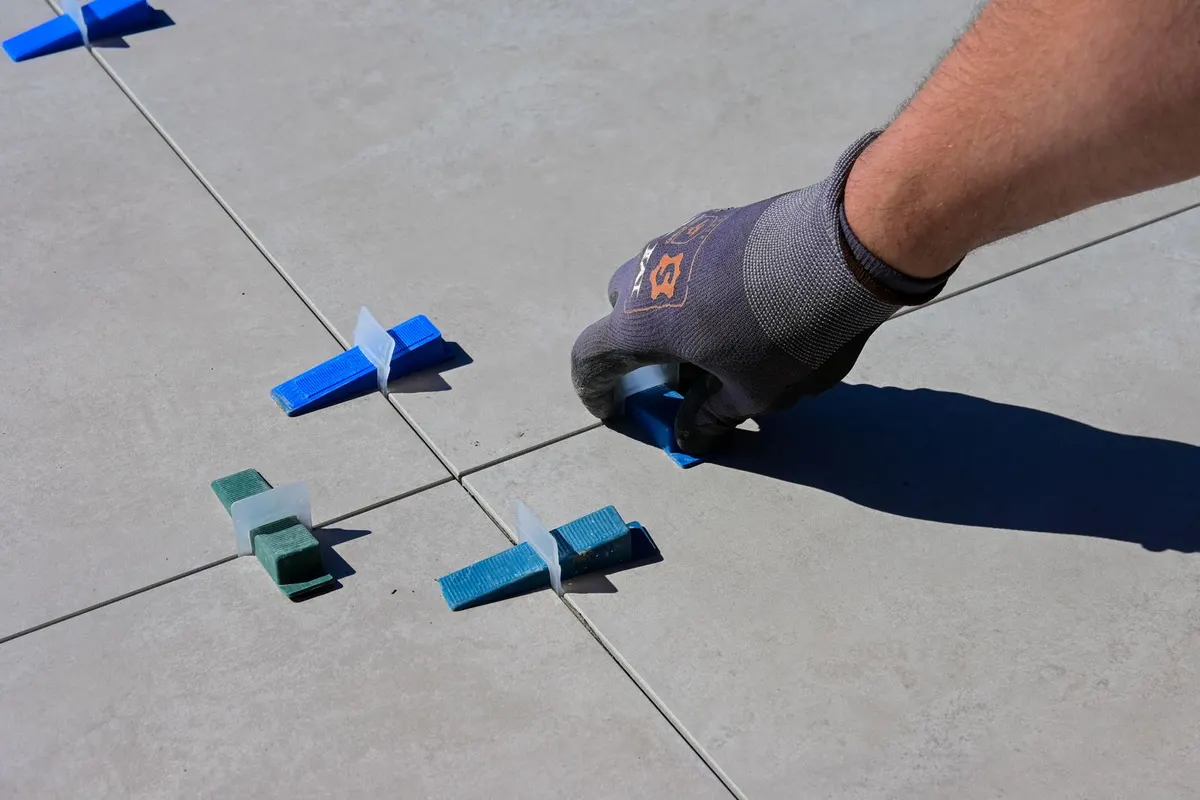 Ausrichten großer Platten mit Verlegehilfen