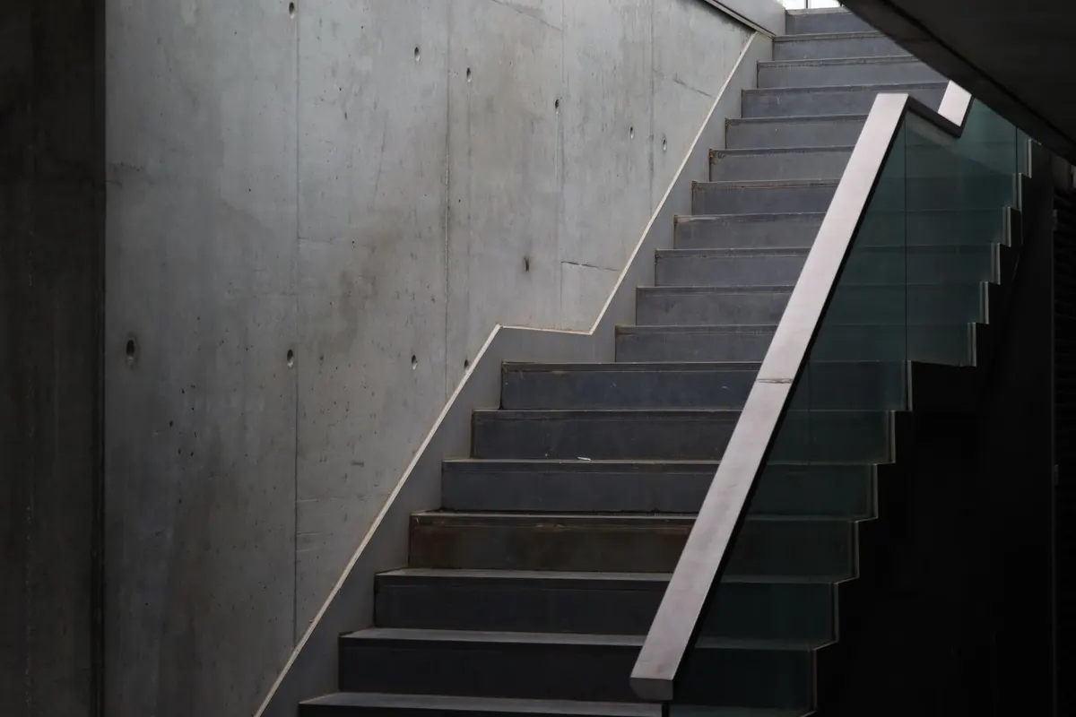 Moderne Treppe mit gleichmäßigen Stufen
