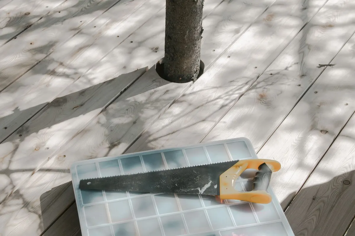 Werkzeug auf einer Holzterrasse