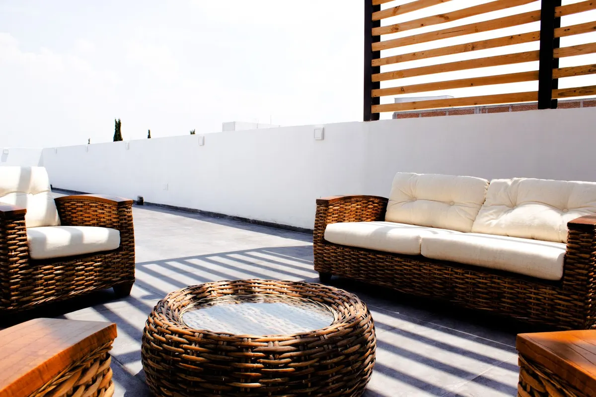 Moderne Dachterrasse mit Loungemöbeln und Sichtschutz