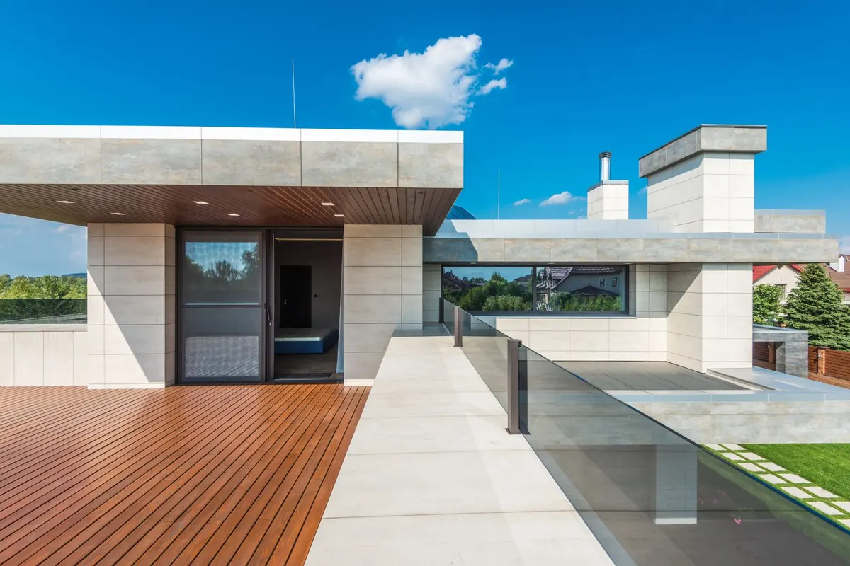 Moderne Holzterrasse an einem Haus