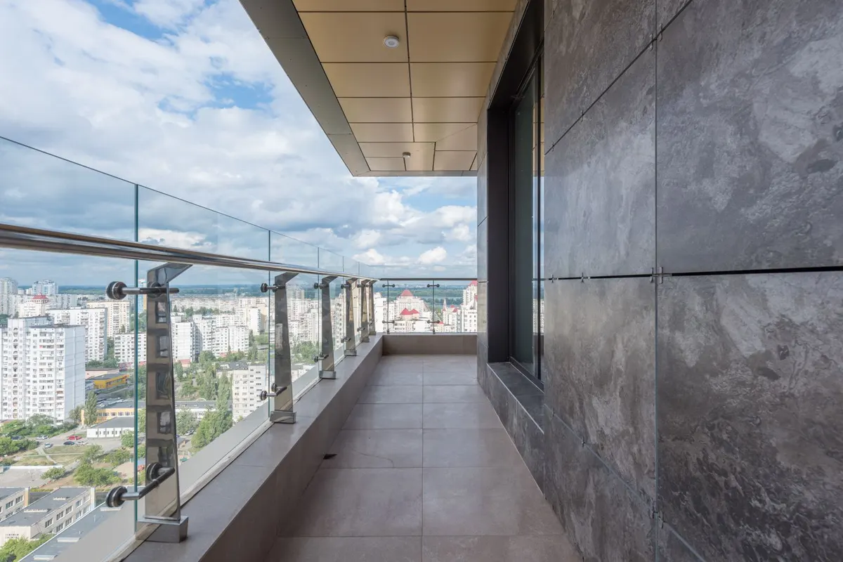 Große Terrasse mit Glasgeländer und Ausblick