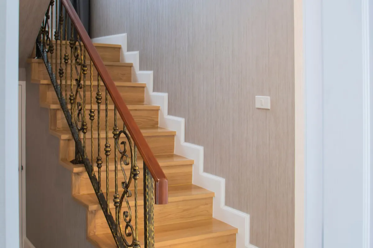 Treppe mit schmiedeeisernem Geländer und Handlauf