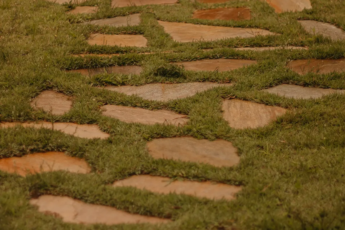 Trittplatten aus Naturstein im Rasen