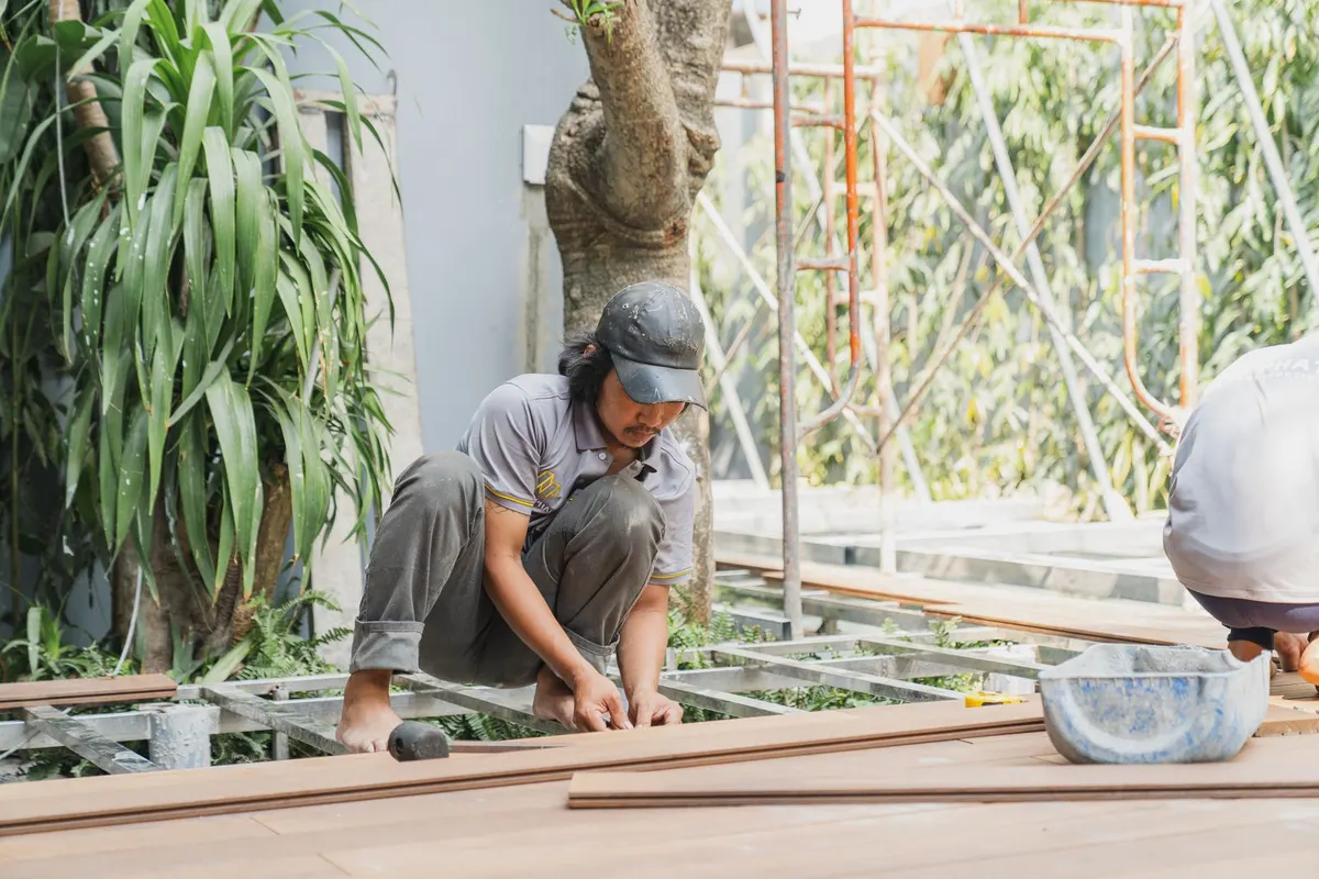 Handwerker bearbeitet Holzdielen