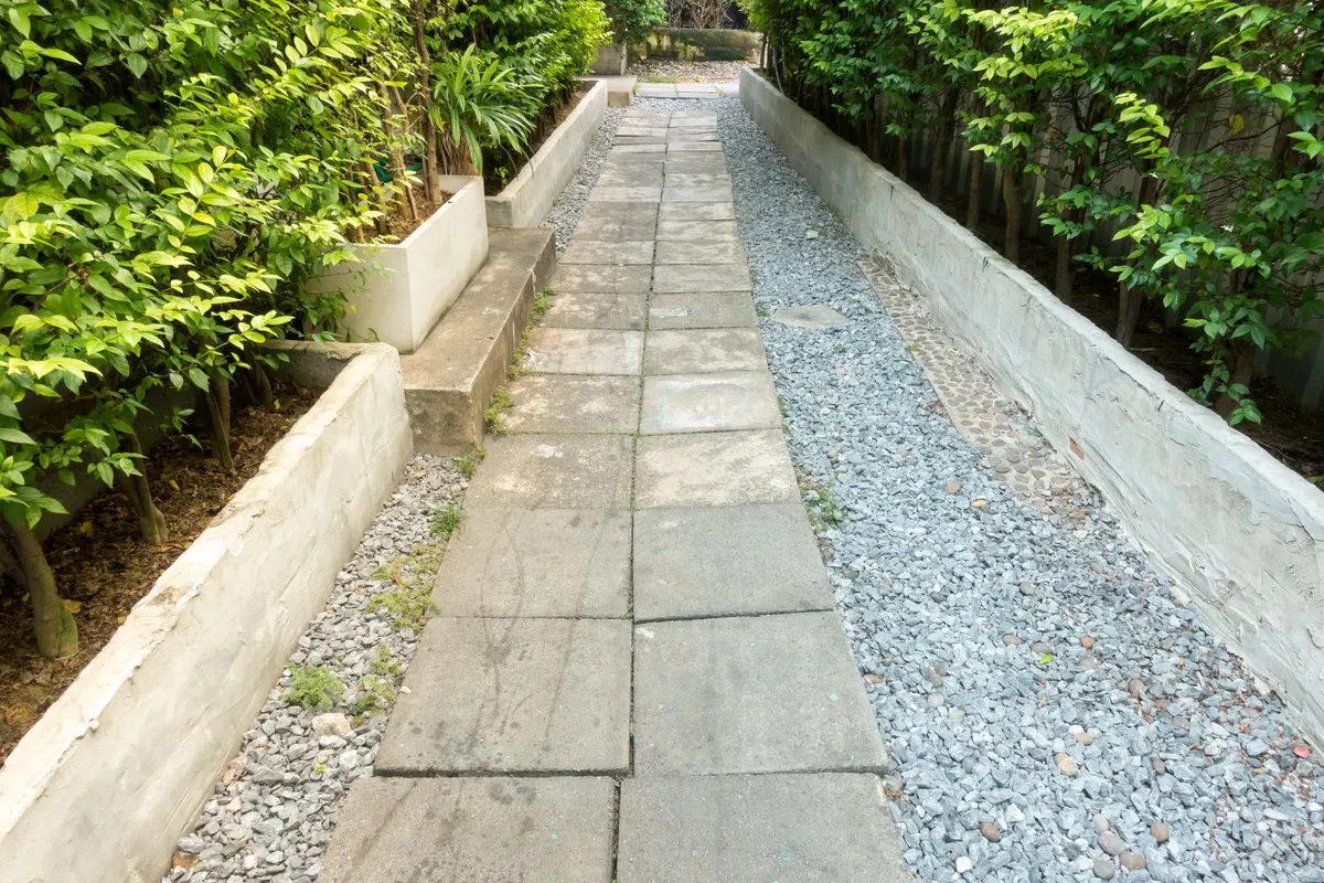 Gartenweg mit Kiesstreifen zur Versickerung