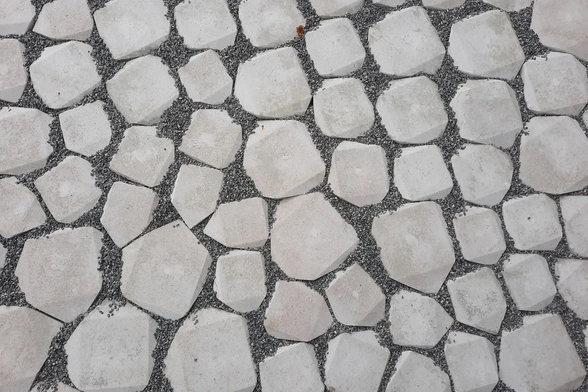 Pflaster mit breiten, wasserdurchlässigen Fugen