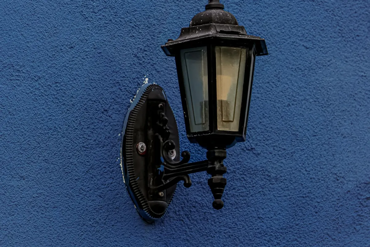 Klassische Wandlaterne an einer blauen Hauswand