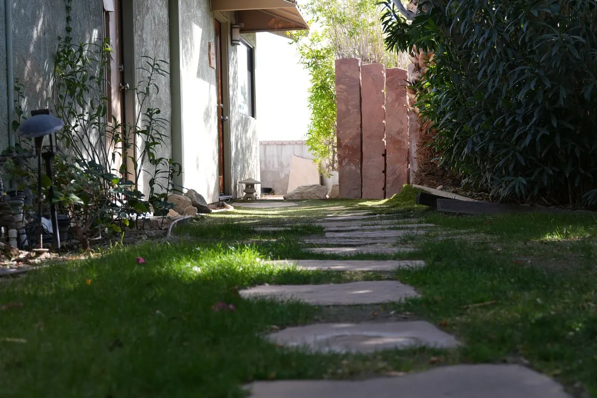 Gartenweg mit Steinstufen zu einem Haus