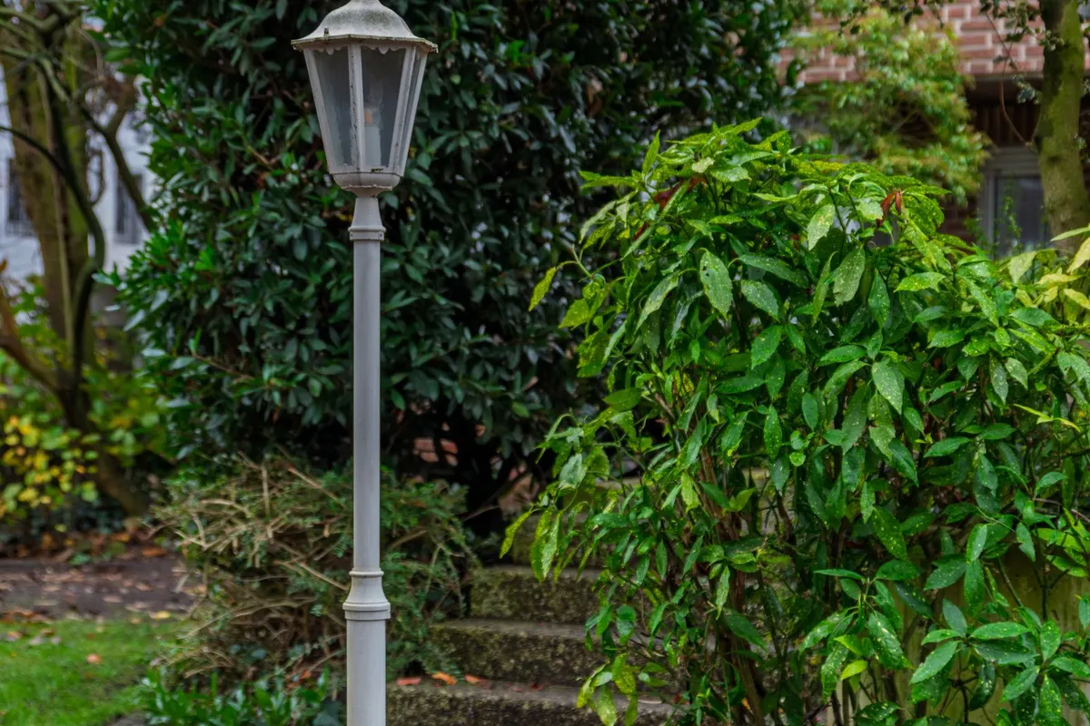 Beleuchteter Gartenweg mit Wegeleuchte